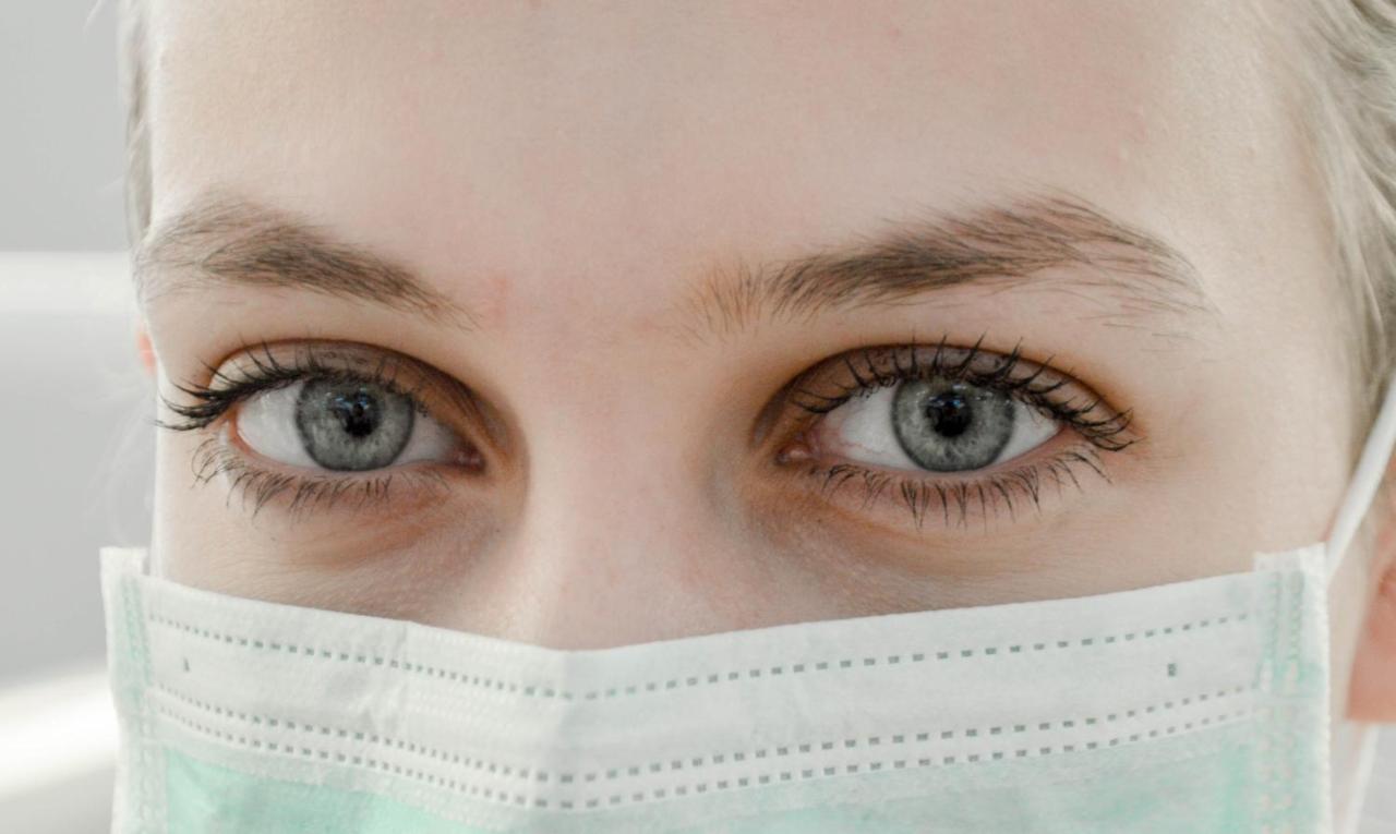 Novotel Chennai Sipcot 外观 照片 A doctor wearing a surgical mask