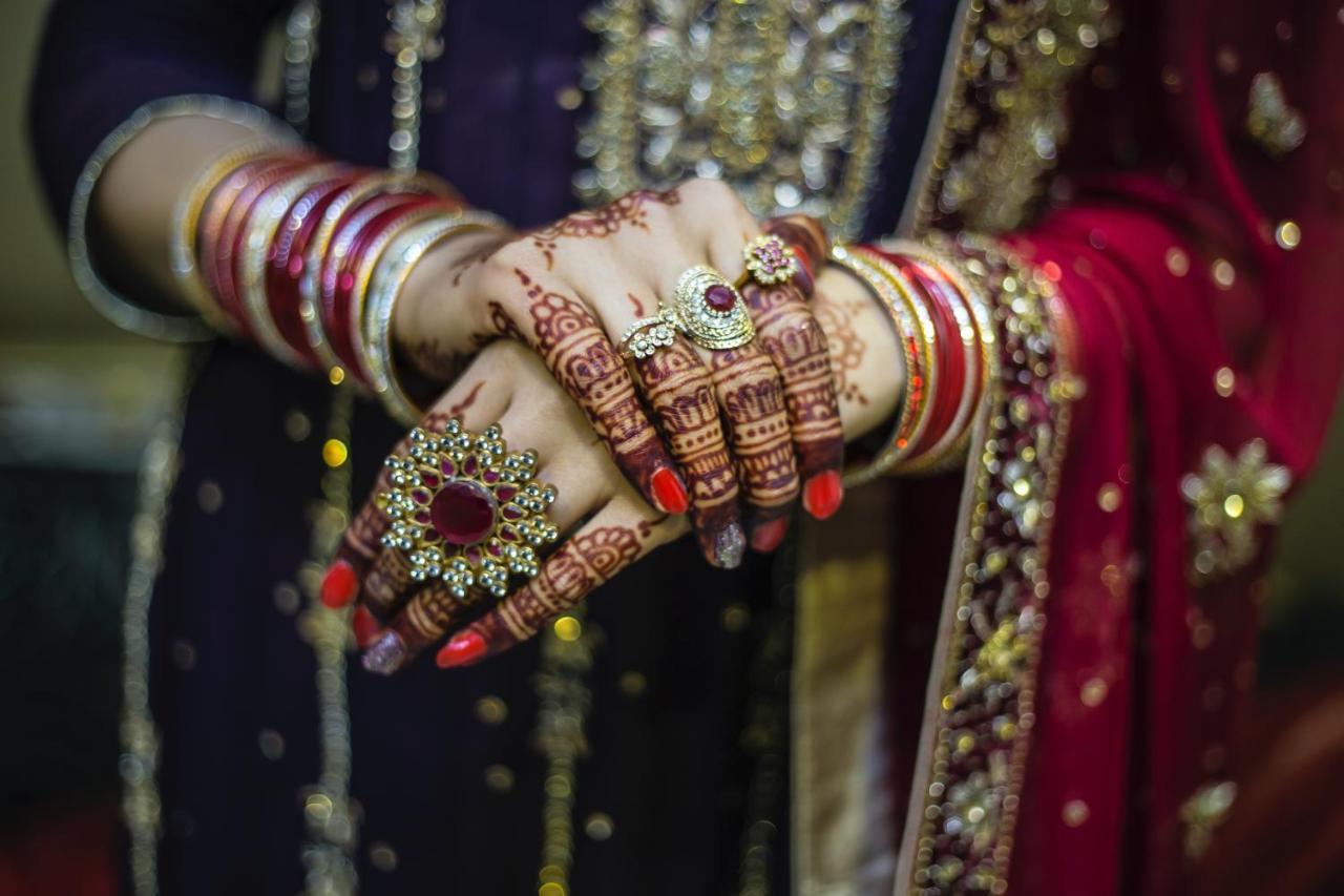 Novotel Chennai Sipcot 外观 照片 A bride with henna on her hands