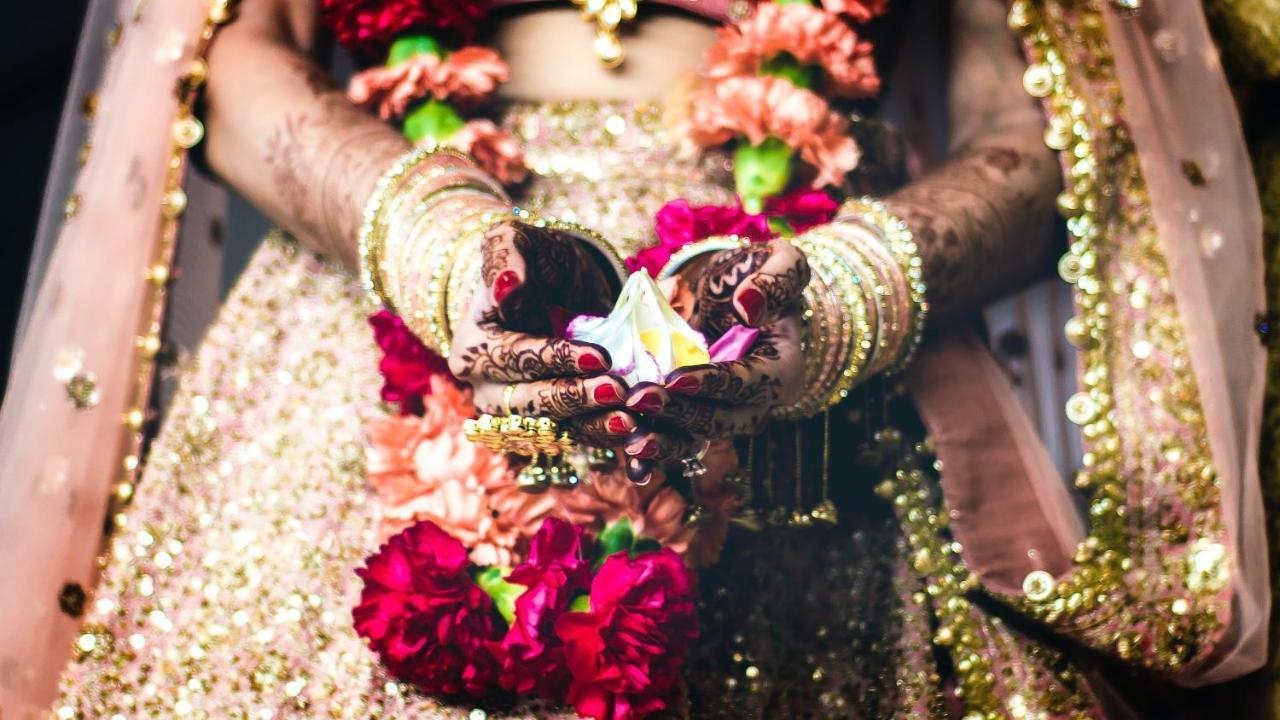 Novotel Chennai Sipcot 外观 照片 Bride holding a pot of haldi