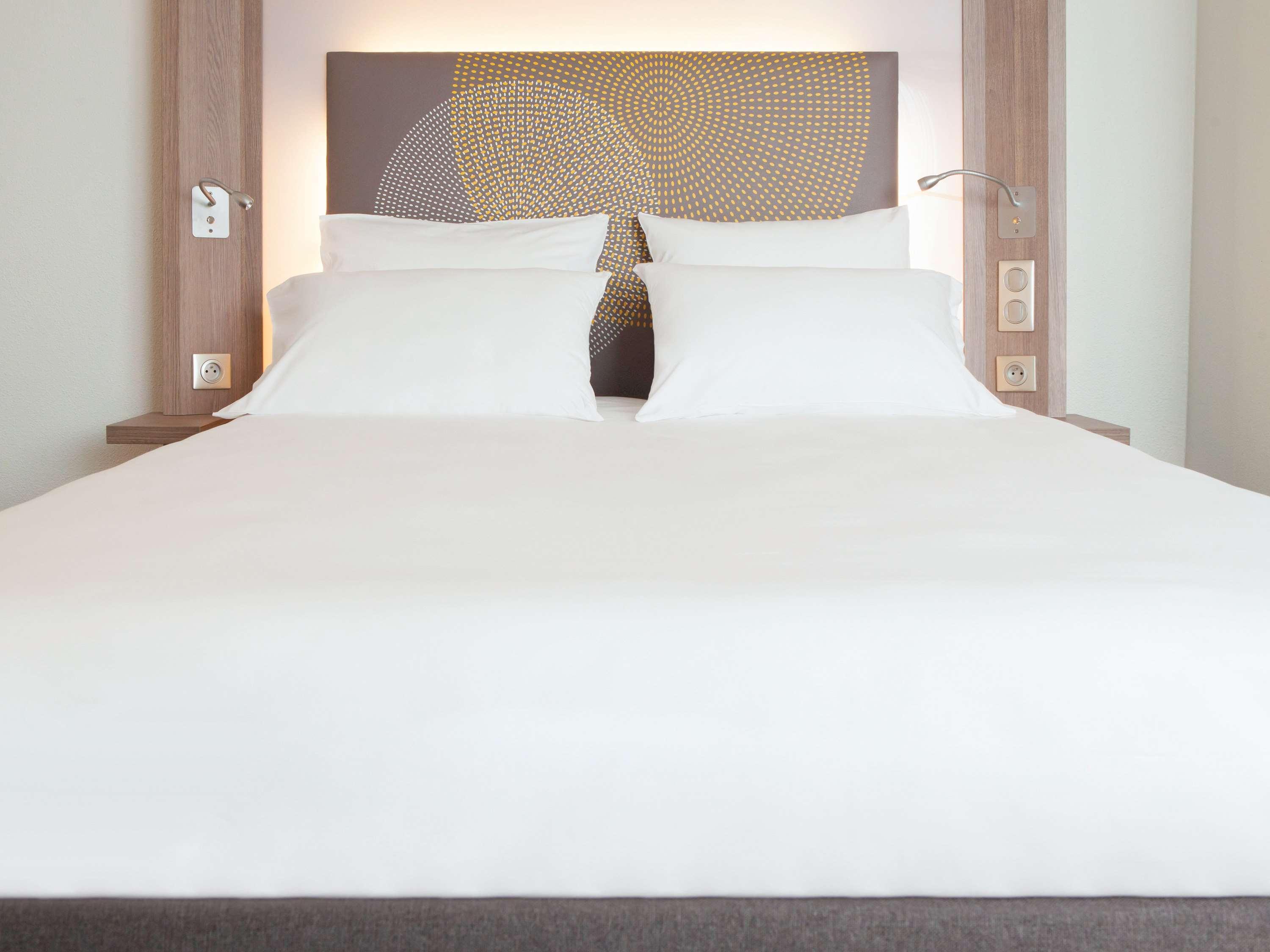Novotel Chennai Sipcot 外观 照片 A bed with a duvet