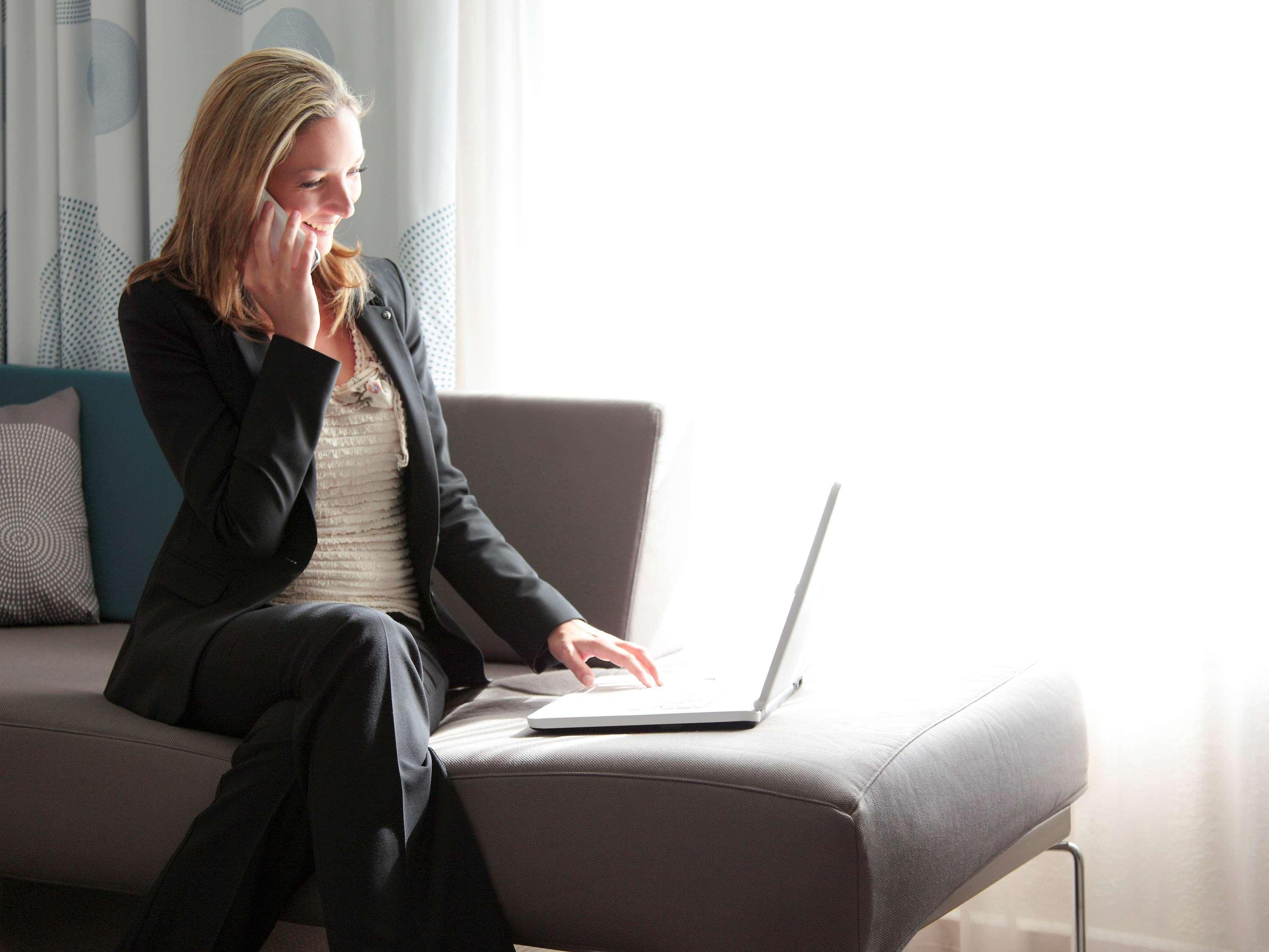 Novotel Chennai Sipcot 外观 照片 A woman working from home