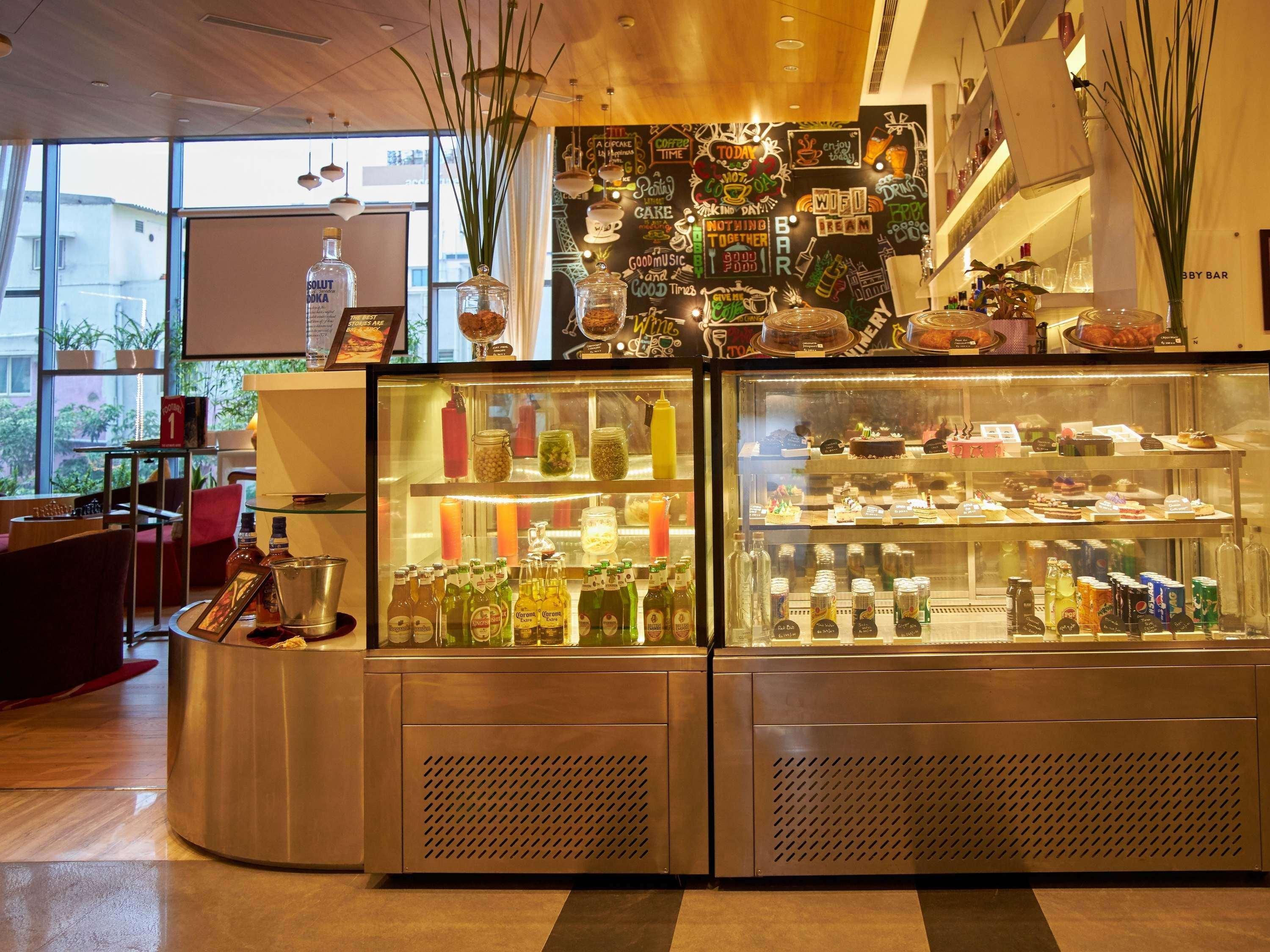 Novotel Chennai Sipcot 外观 照片 The pastry counter at the lobby