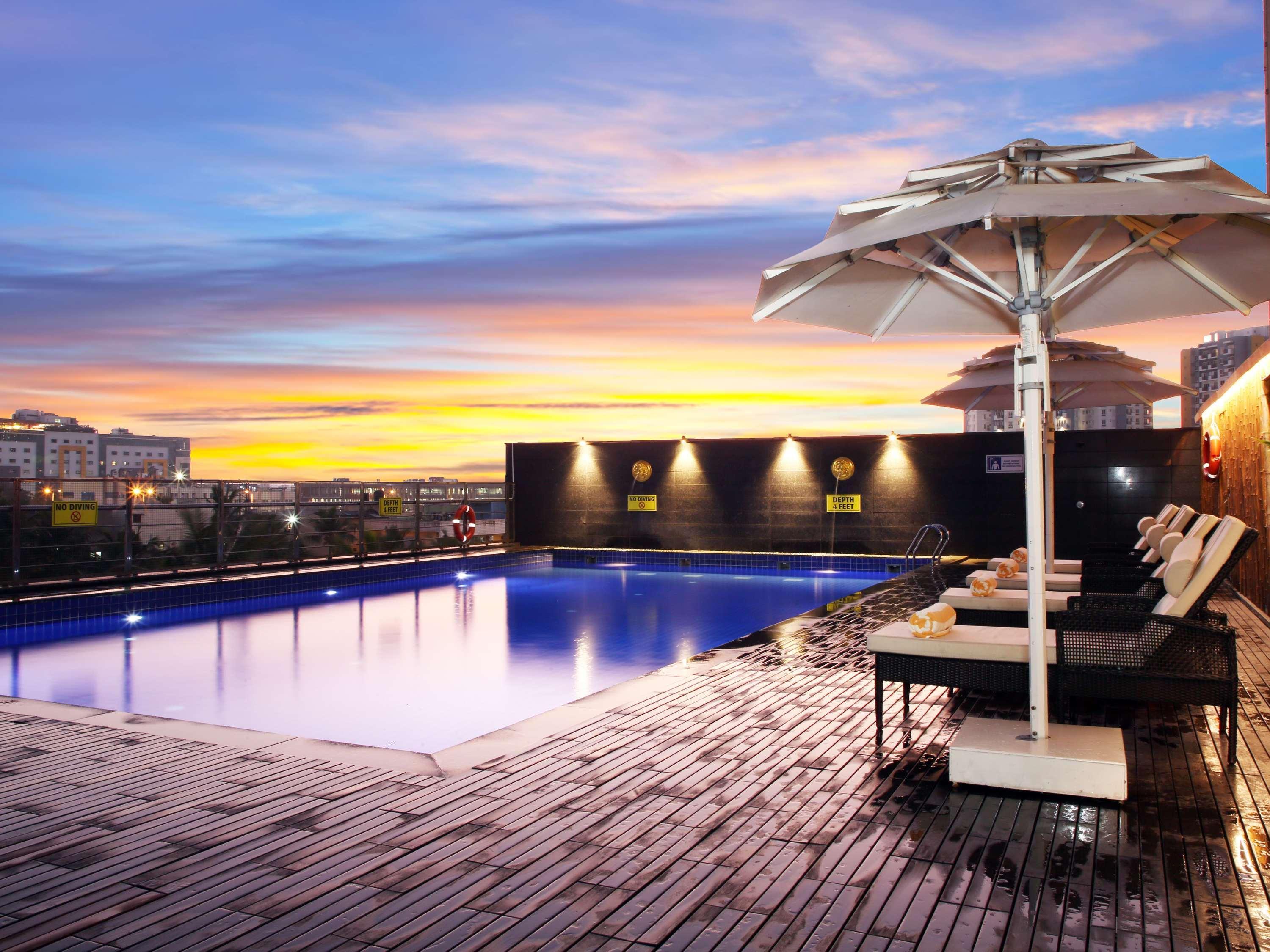 Novotel Chennai Sipcot 外观 照片 The swimming pool at the hotel