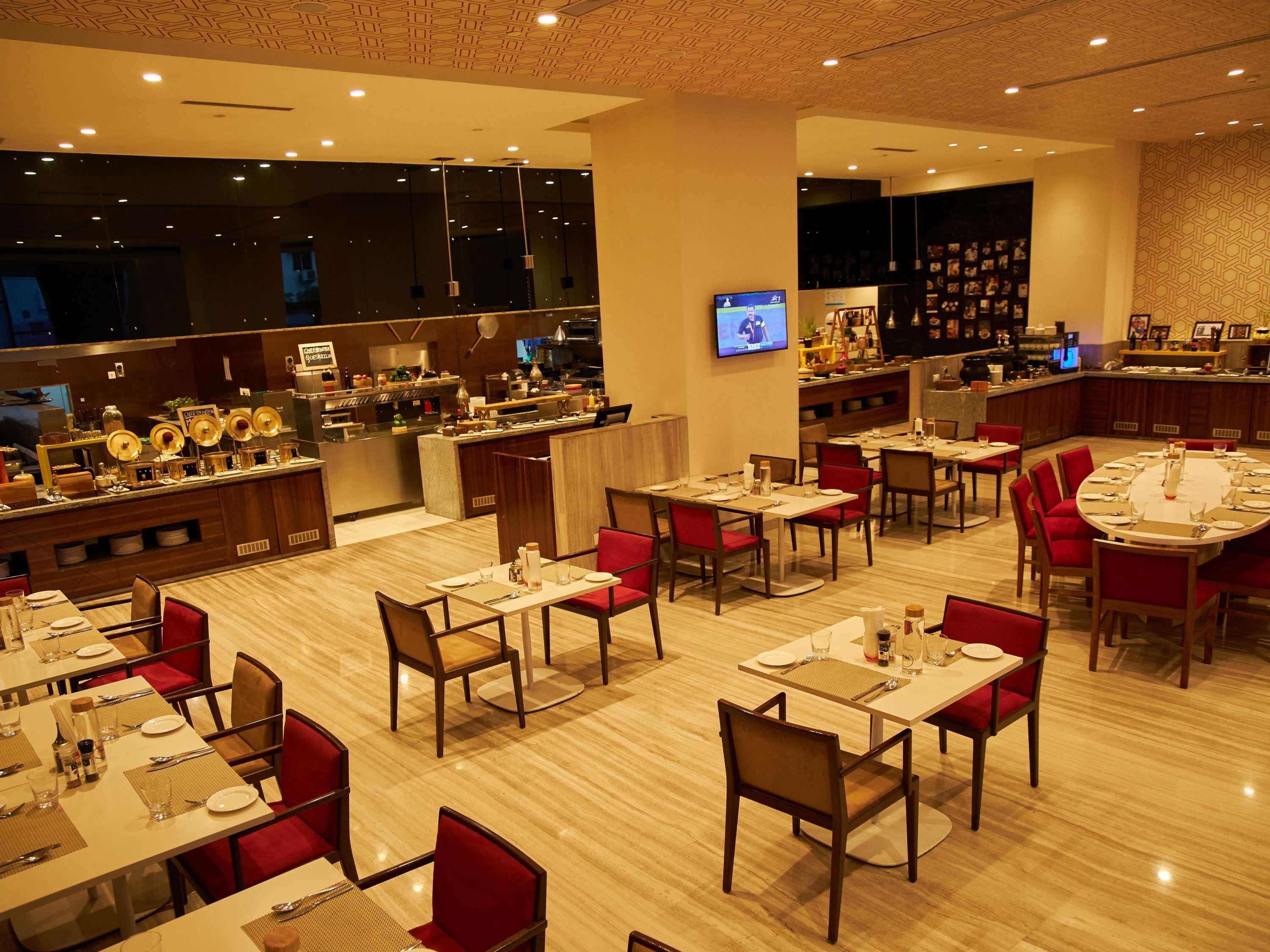 Novotel Chennai Sipcot 外观 照片 The restaurant at the hotel