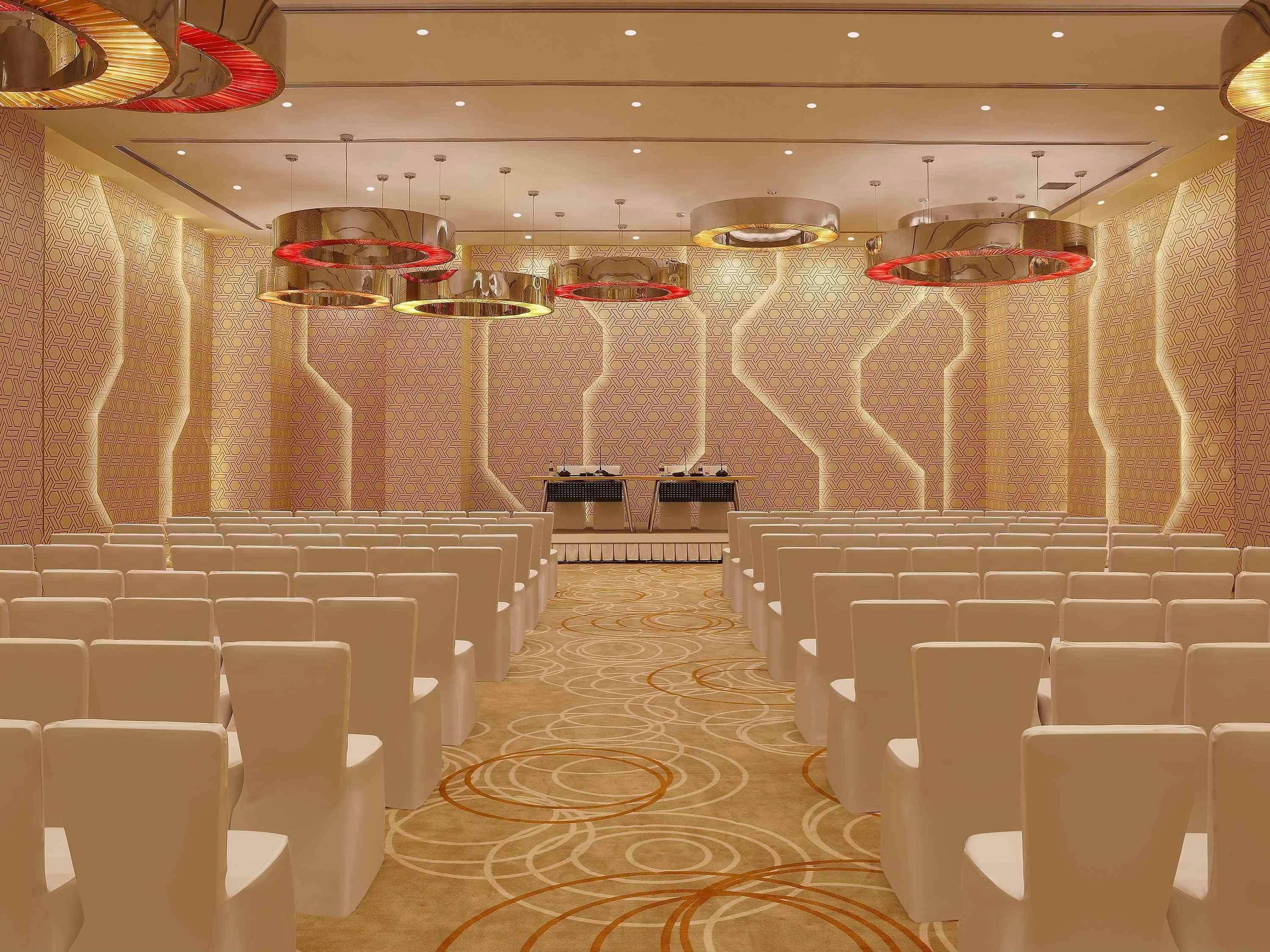 Novotel Chennai Sipcot 外观 照片 The interior of the new church