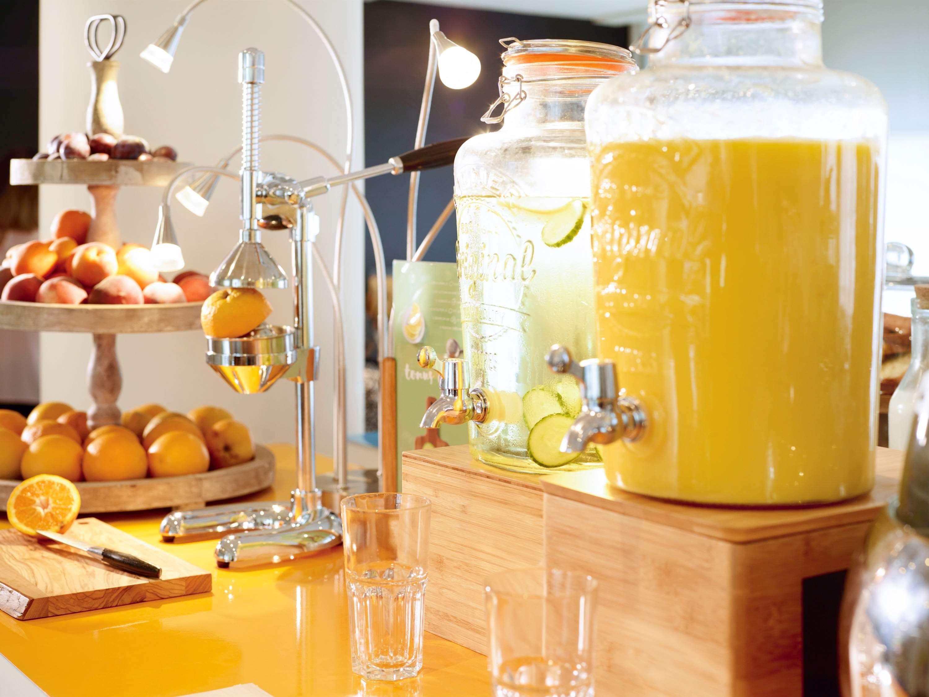 Novotel Chennai Sipcot 外观 照片 A juice dispenser