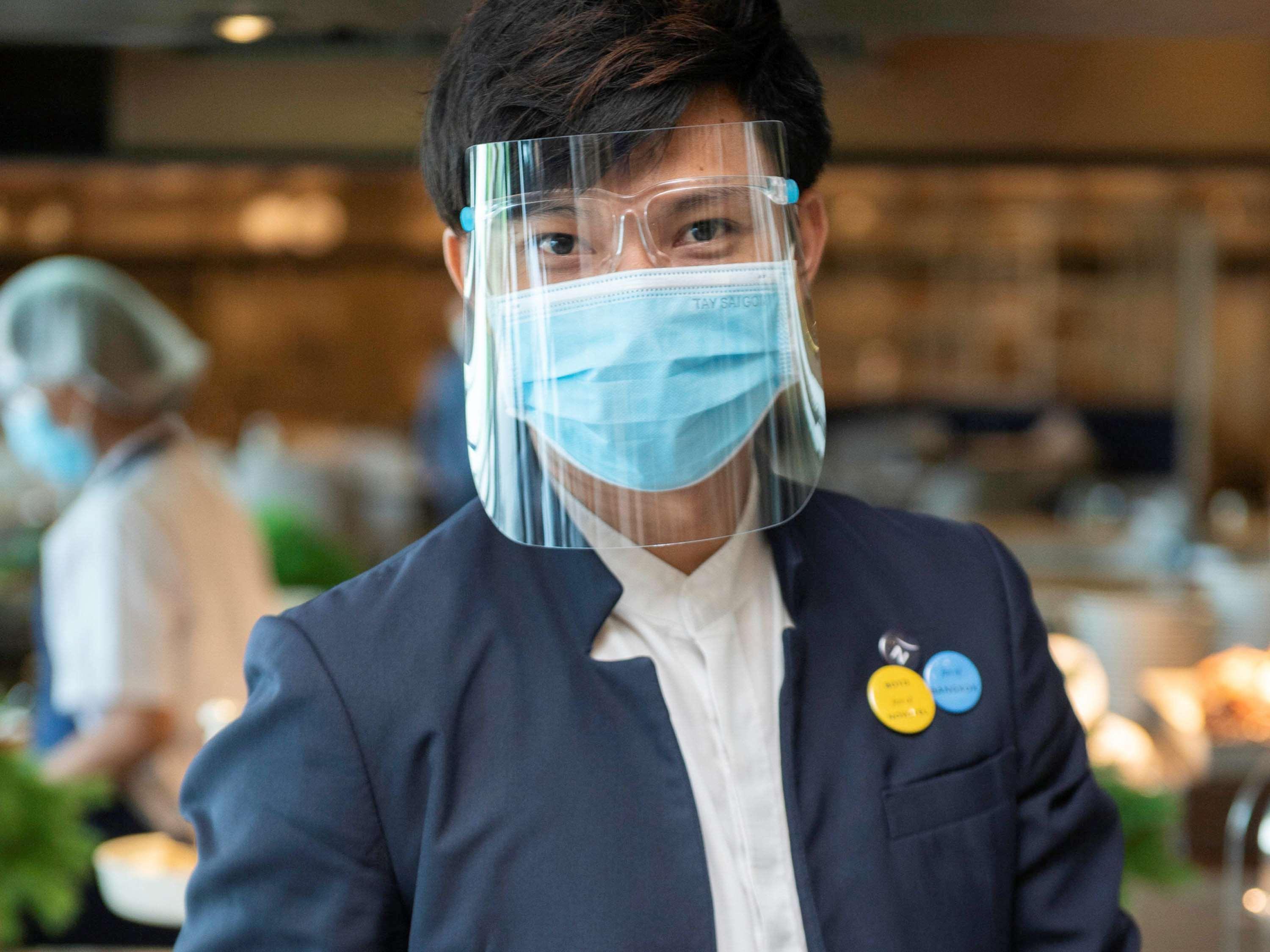 Novotel Chennai Sipcot 外观 照片 A Thai Airways employee wearing a face shield