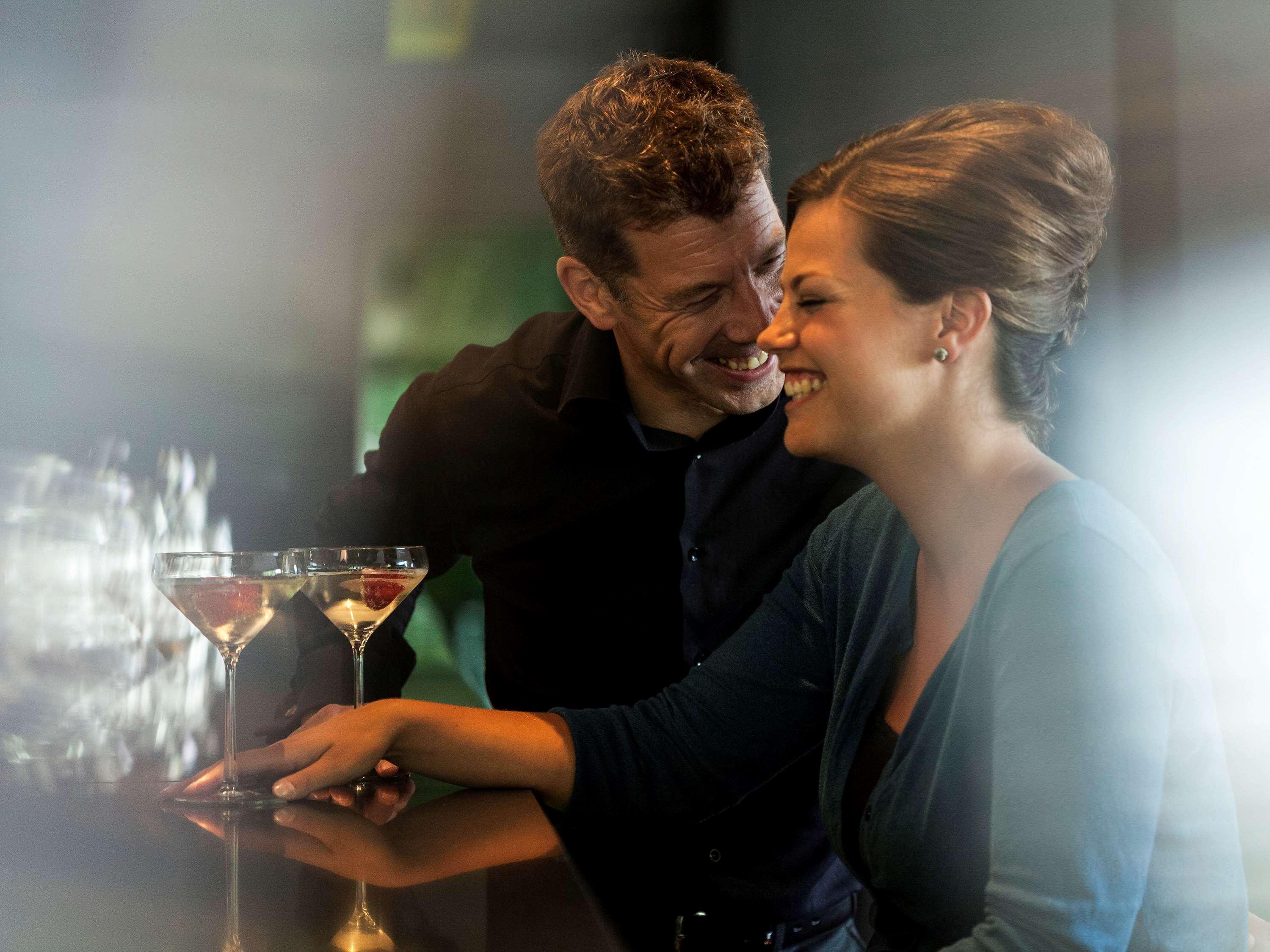 Novotel Chennai Sipcot 外观 照片 A couple flirting