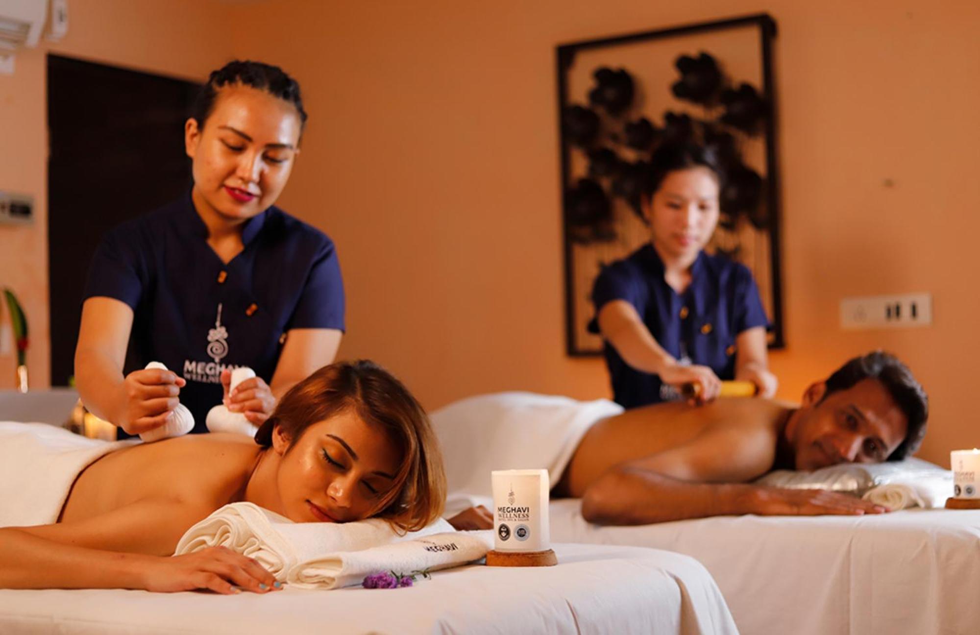 Novotel Chennai Sipcot 外观 照片 Ayurvedic massage at a spa in India
