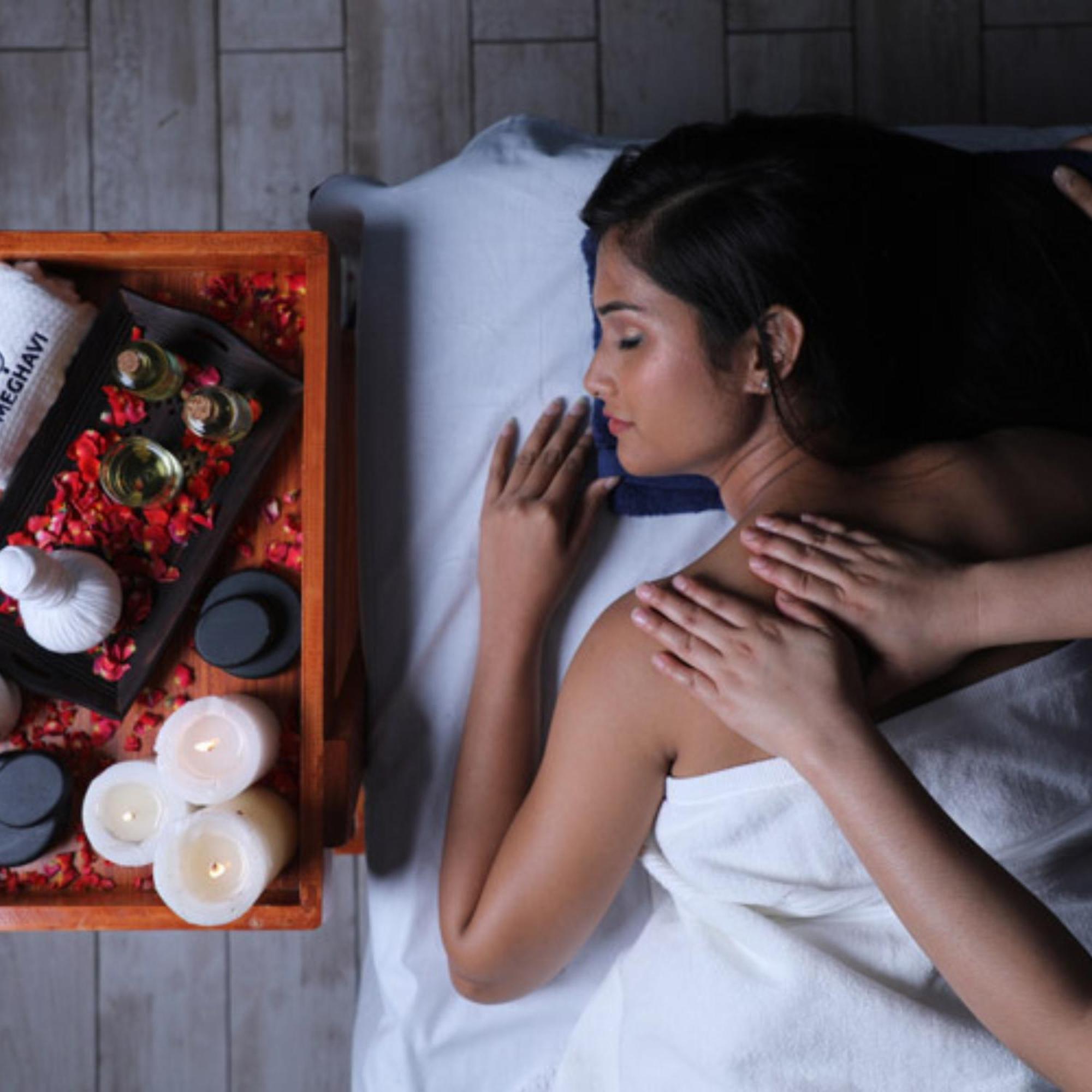 Novotel Chennai Sipcot 外观 照片 A woman receiving a massage
