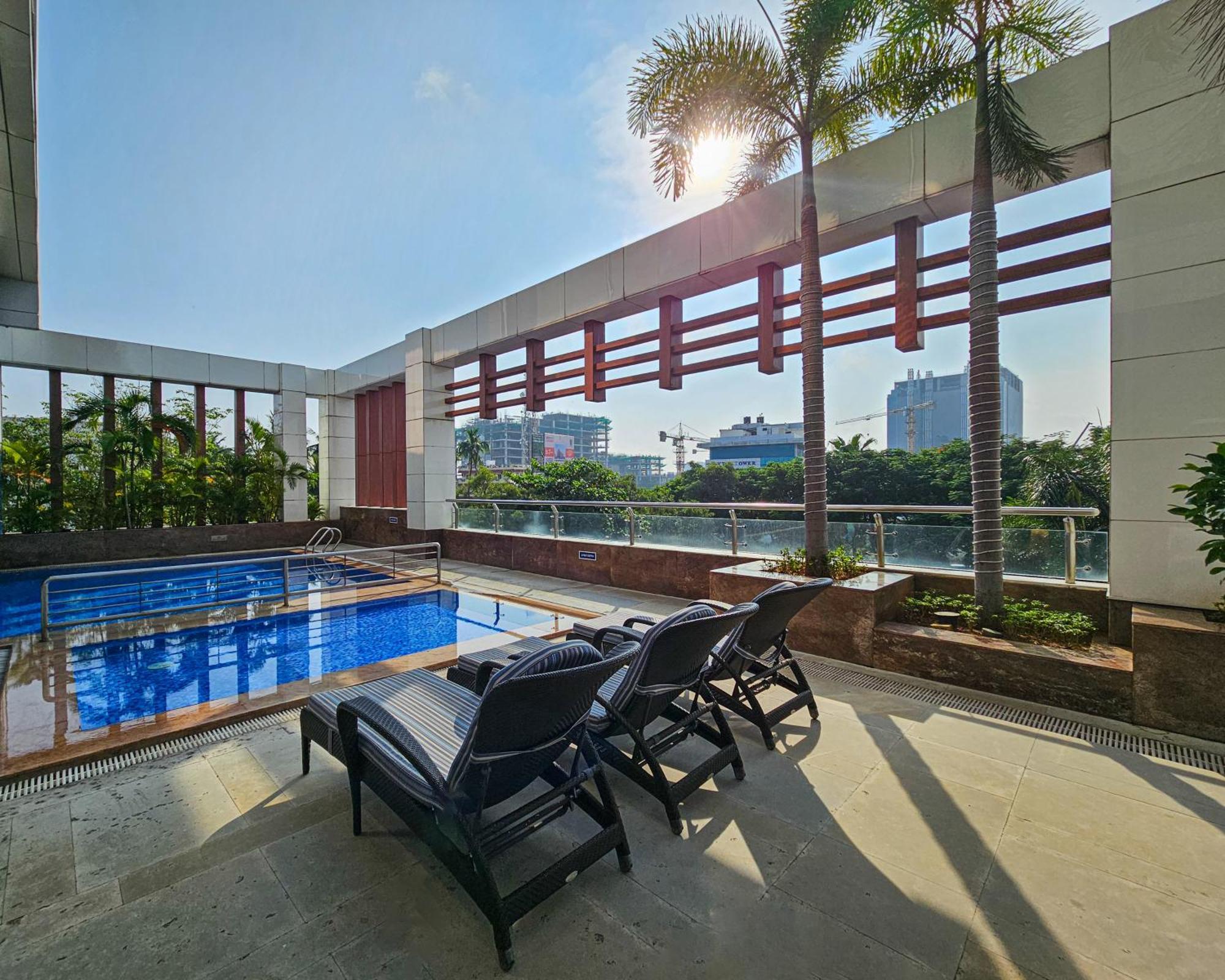 Novotel Chennai Sipcot 外观 照片 Rooftop pool
