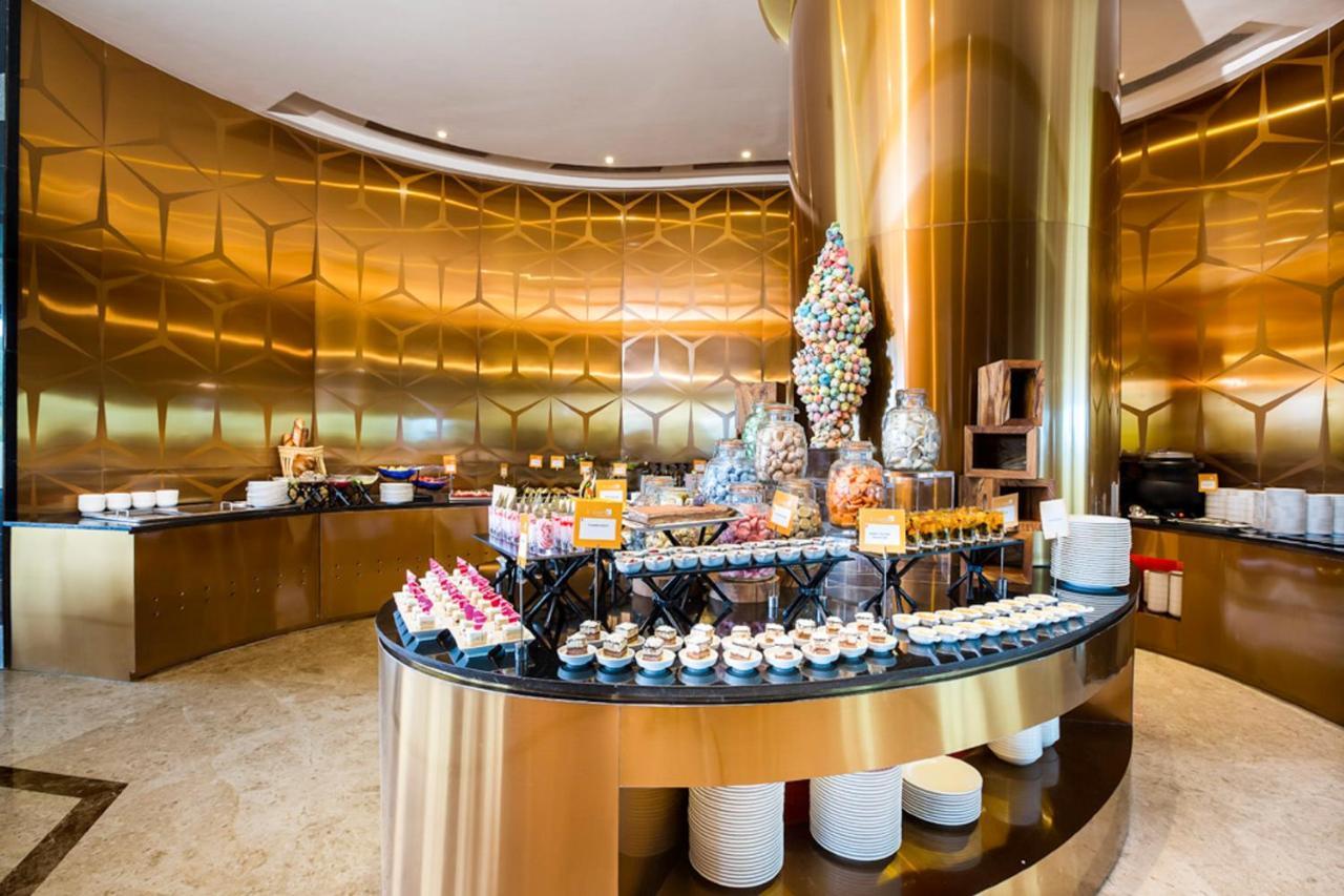 Novotel Chennai Sipcot 外观 照片 The buffet at the lobby