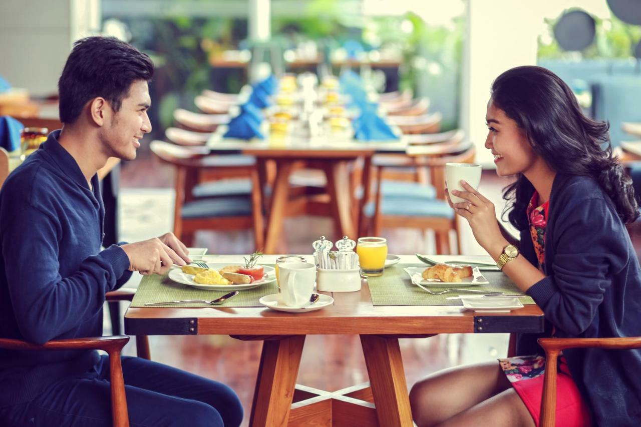 Novotel Chennai Sipcot 外观 照片 A couple eating breakfast
