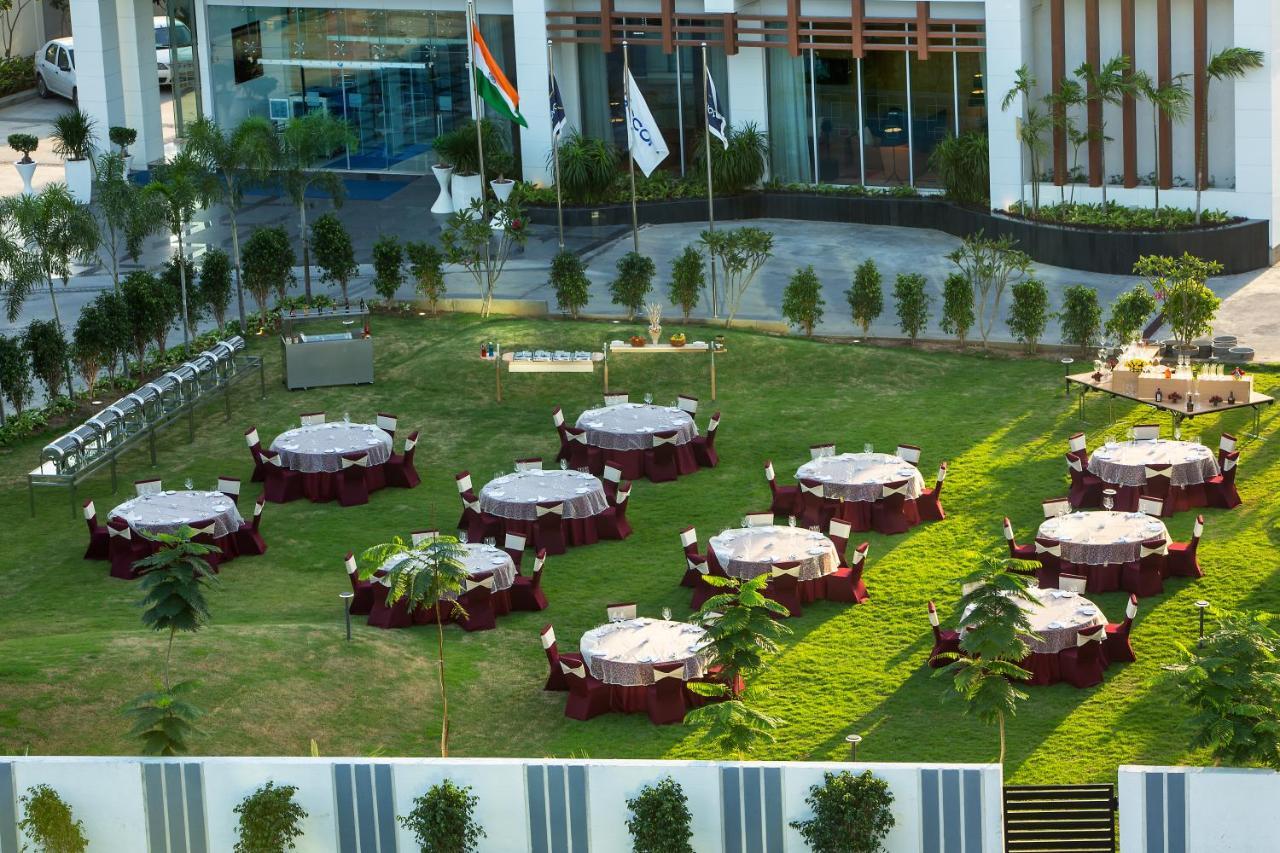 Novotel Chennai Sipcot 外观 照片 The lawn at the hotel