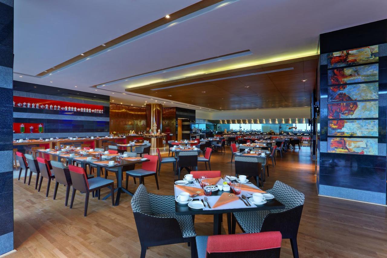 Novotel Chennai Sipcot 外观 照片 The interior of the restaurant