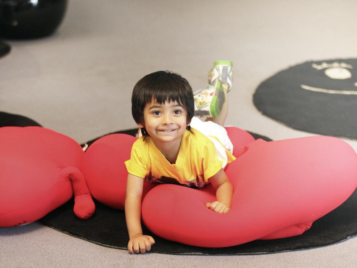 Novotel Chennai Sipcot 外观 照片 A child playing with a bean bag