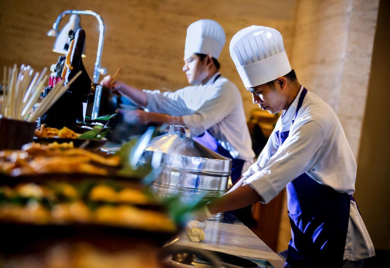Novotel Chennai Sipcot 外观 照片 A chef at work
