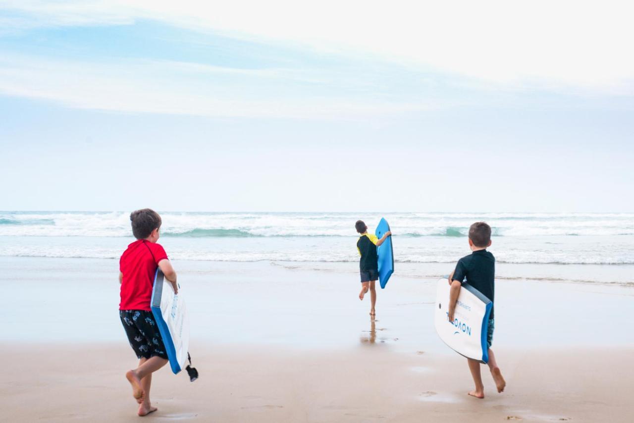 Novotel Chennai Sipcot 外观 照片 Children learning to surf at the beach