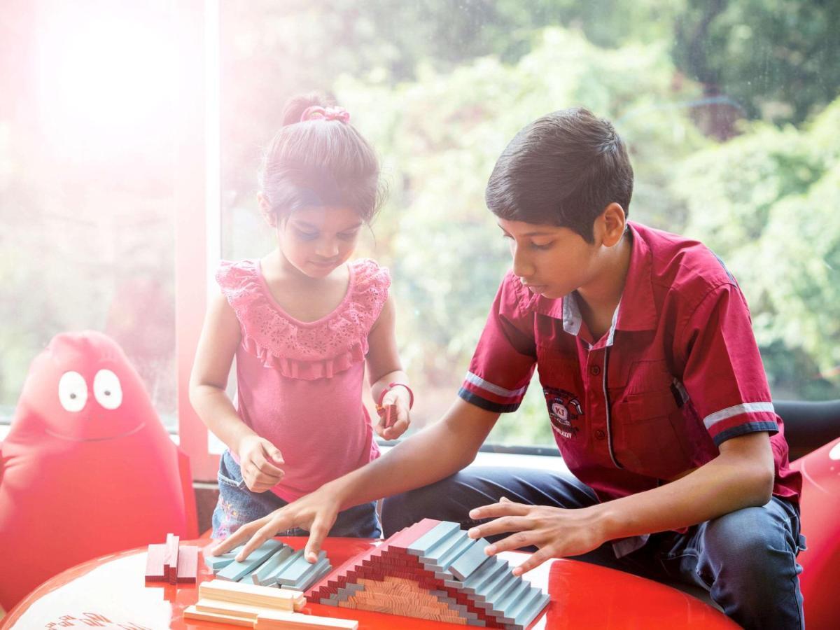 Novotel Chennai Sipcot 外观 照片 Children playing with the piano